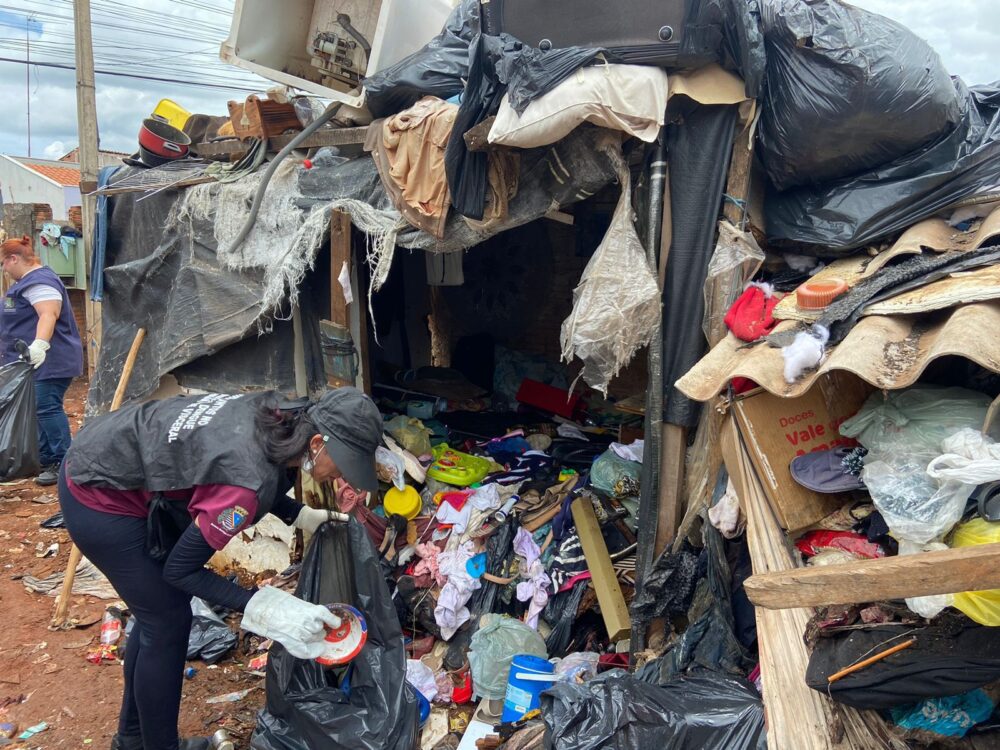 Prefeitura recolhe de casa quase 75 toneladas de lixo, cão, gambá e mais de 60 animais peçonhentos foram encontrados mortos