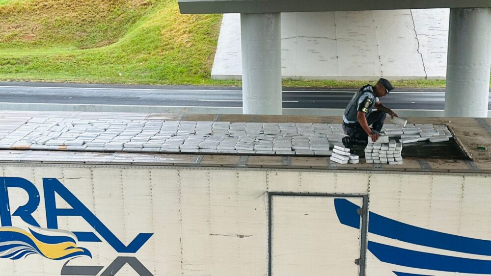 Mais de 600 kg de maconha são apreendidos o teto de caminhão