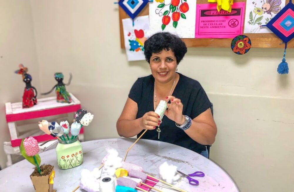 Manicure de Araçatuba transforma sua vida com apoio do Caps-Adulto e volta a estudar aos 47 anos