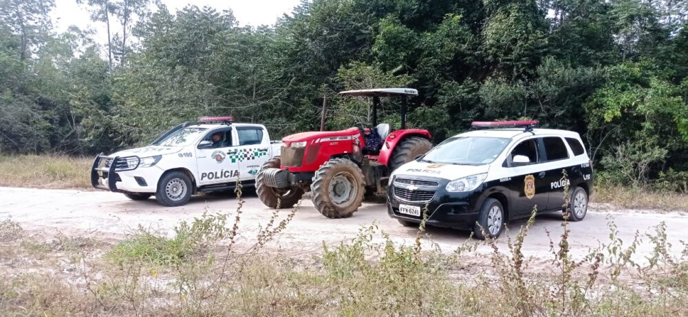 Trator furtado é localizado em área de mata em Barbosa durante Operação Huracán
