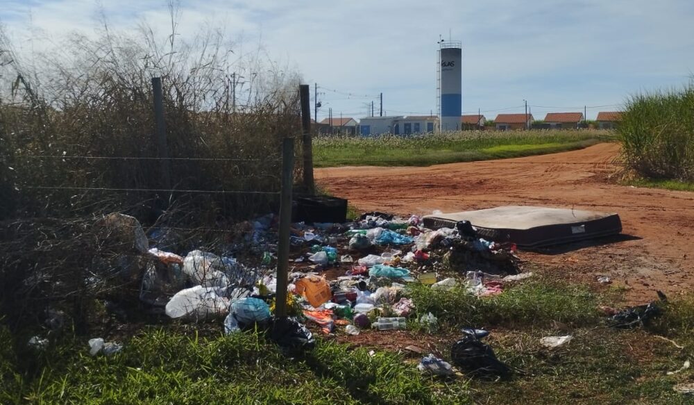 REUNIÃO DE URUBUS: Descarte irregular de Lixo em área verde causa indignação no bairro Nelson Borges de Castilho