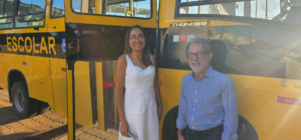 VEÍCULO TEM ACESSIBILIDADE: Castilho recebe mais um ônibus escolar, o 15º no governo Paulo Boaventura