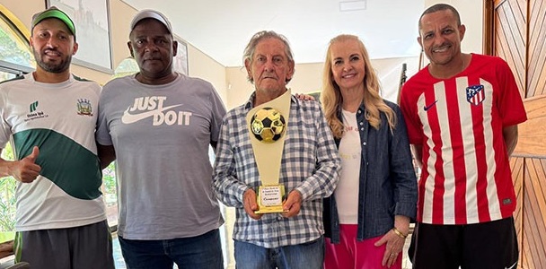 Vice prefeito de Nova Independência Zé Pedro é presenteado com o troféu do time Master de campeão