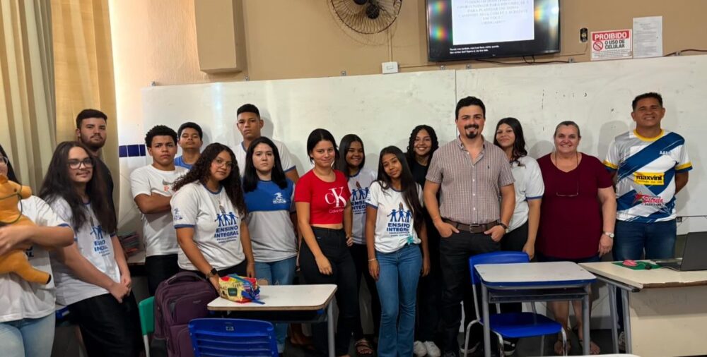 Veterinário Dudu inspira alunos da Escola Armel Miranda de Castilho com palestra sobre profissão e ética