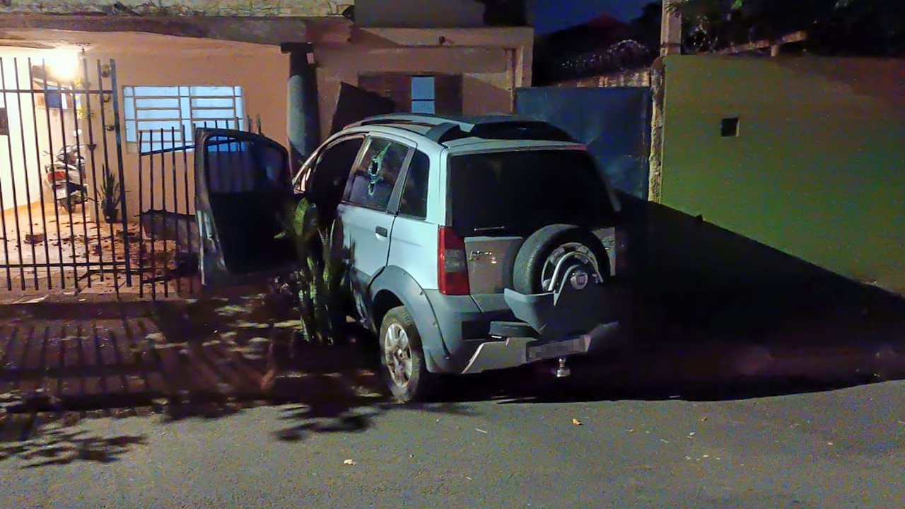 Mulher é presa pela GCM após colidir veículo contra residência em Araçatuba