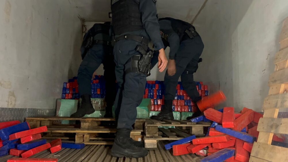 Polícia Militar apreende mais de 2 toneladas de maconha em caminhão interceptado na divisa entre Três Lagoas MS e SP