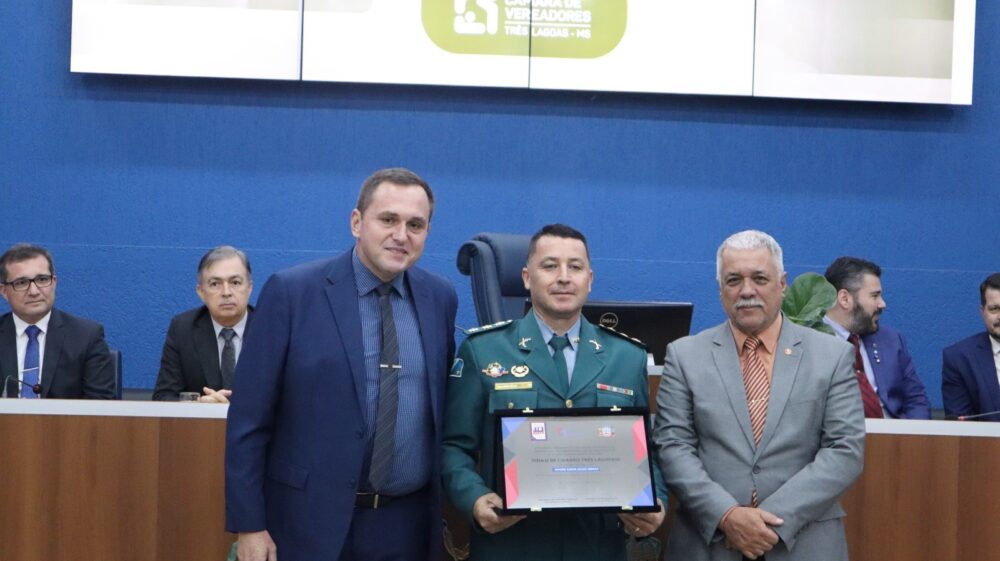Comandante do 2º BPM recebe Título de Cidadão Três-lagoense em homenagem à atuação da Polícia Militar