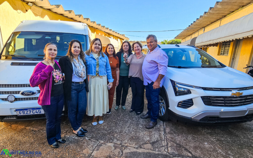 Prefeito Cristiano entrega dois veículos para reforçar transporte escolar em Murutinga do Sul