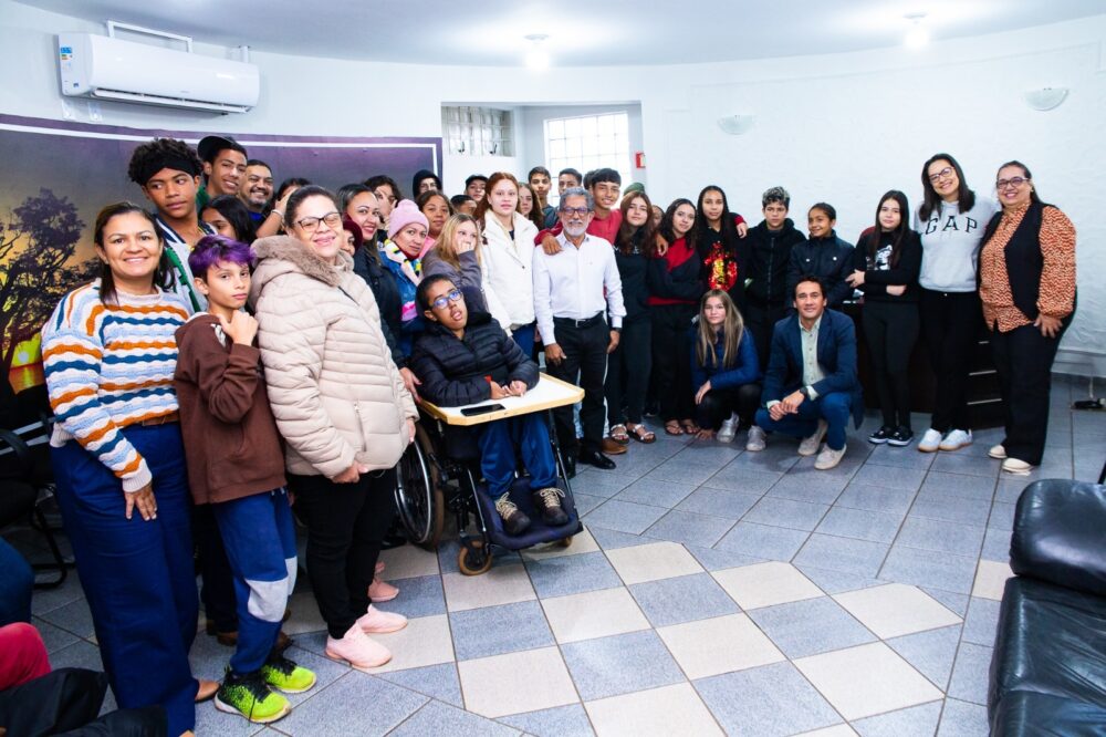Alunos da Escola Maria Daurea conhecem o Executivo Municipal em visita ao gabinete do prefeito de Castilho