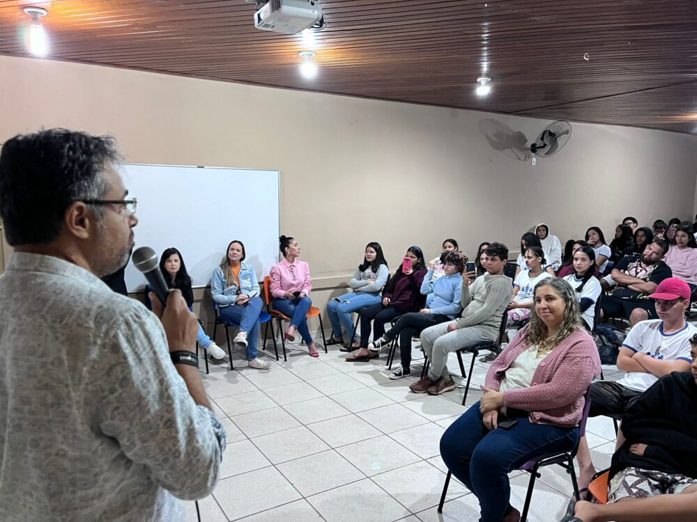 📚 Escola Armel Miranda realiza 2ª edição do Comunica Jovem com palestra de jornalista da TV TEM