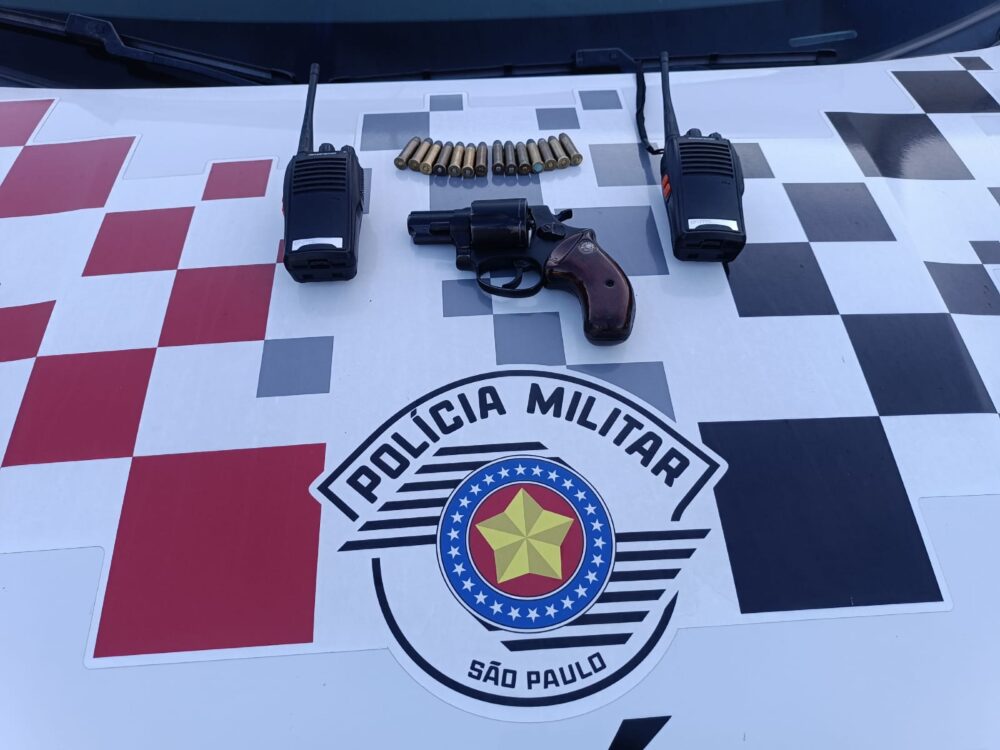 Polícia Militar apreende arma de fogo e prende foragido da Justiça em Glicério