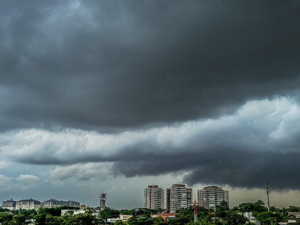 ❄️ Frente fria avança e derruba as temperaturas em SP; mínima pode chegar a 8°C