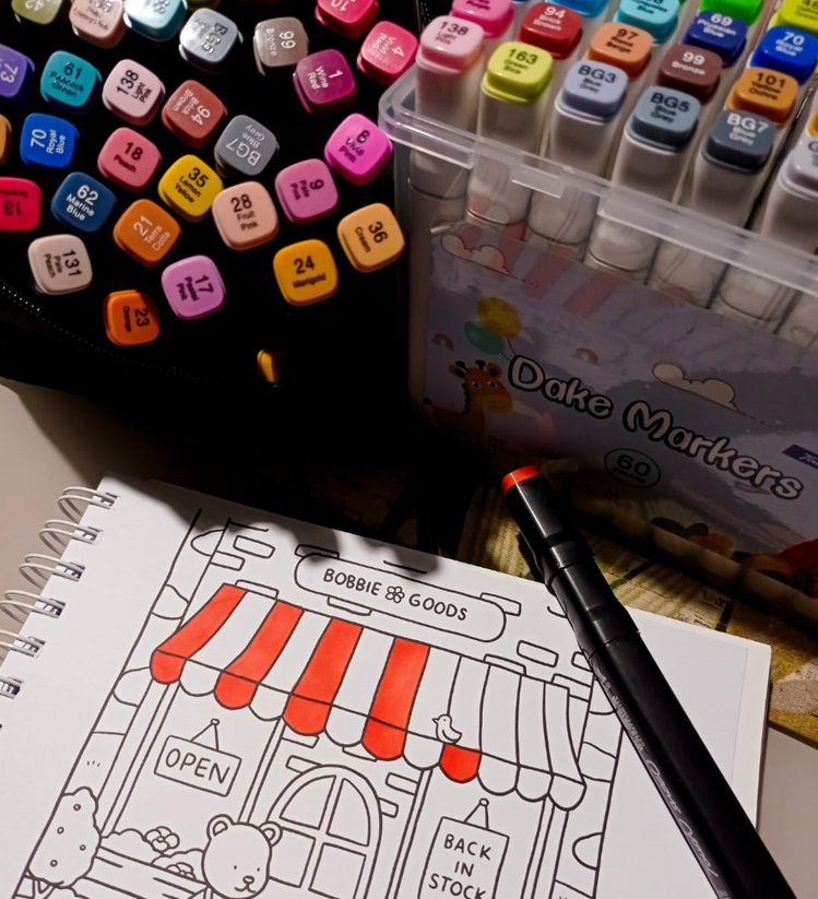 Livros de colorir voltam com força como alternativa terapêutica contra o estresse digital