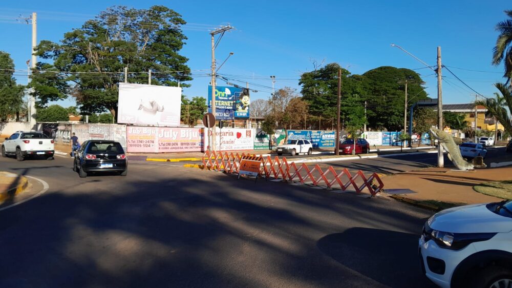Vazamento de água interdita parcialmente a Avenida Presidente Vargas em Castilho