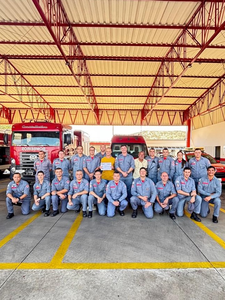 Estação de Bombeiros de Penápolis recebe inspeção de comando e homenagem a veterano
