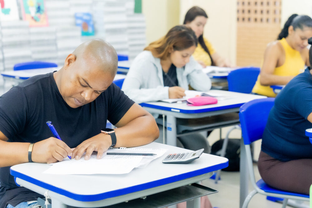 Seduc-SP abre vagas em novo modelo de Ensino Médio flexível para maiores de 18 anos