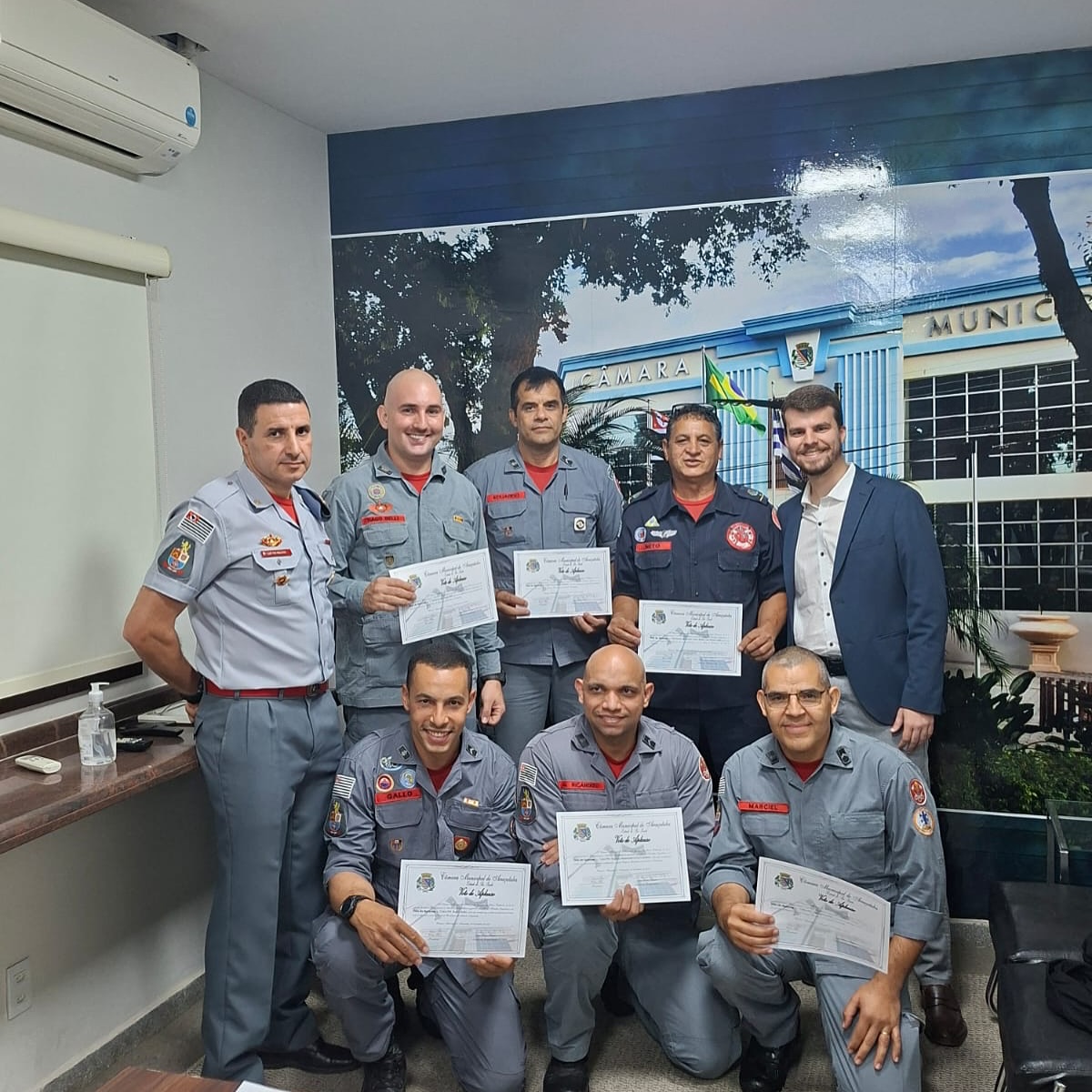 Bombeiros de Araçatuba recebem Voto de Aplauso por salvar criança de 1 ano vítima de afogamento