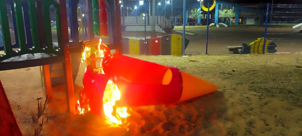 Homem é preso após incendiar brinquedos de playground na Praça Matriz de Castilho