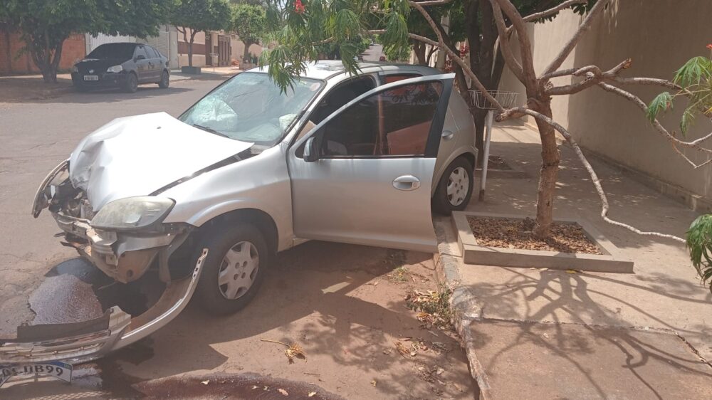 Acidente entre carro e caminhão deixa uma vítima com ferimentos leves em Murutinga do Sul