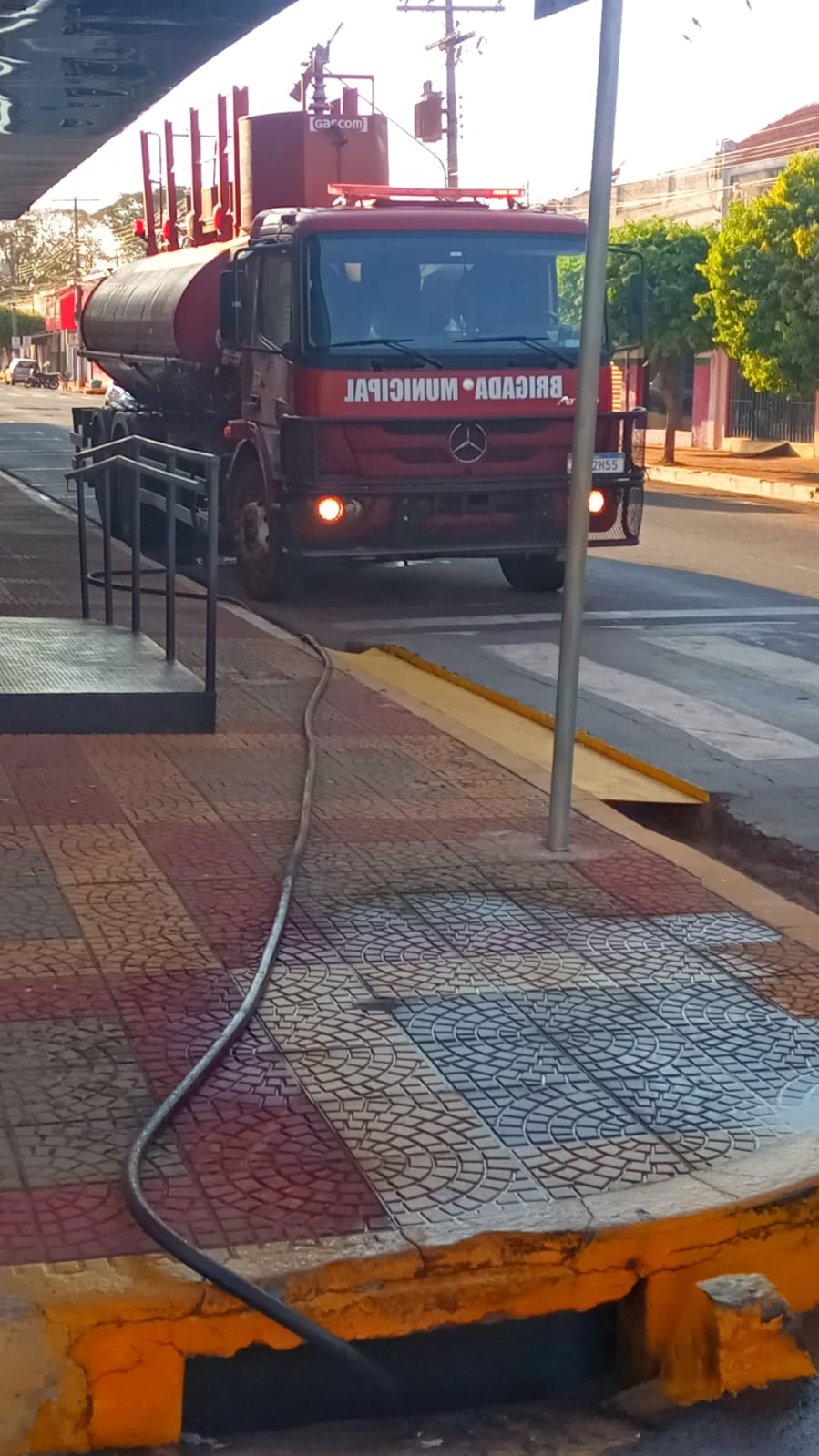 Incêndio criminoso atinge bueiro no centro comercial de Castilho