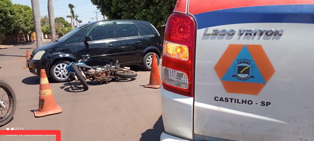 Motociclista fica ferido em colisão com carro no Centro de Castilho