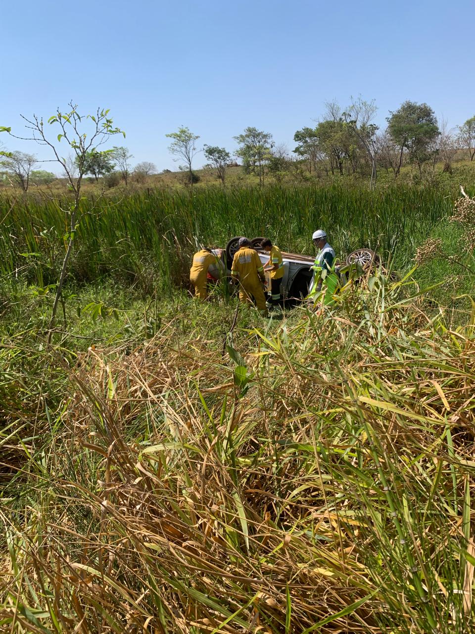 Motorista capota Corolla na Marechal Rondon em Castilho e recusa atendimento médico