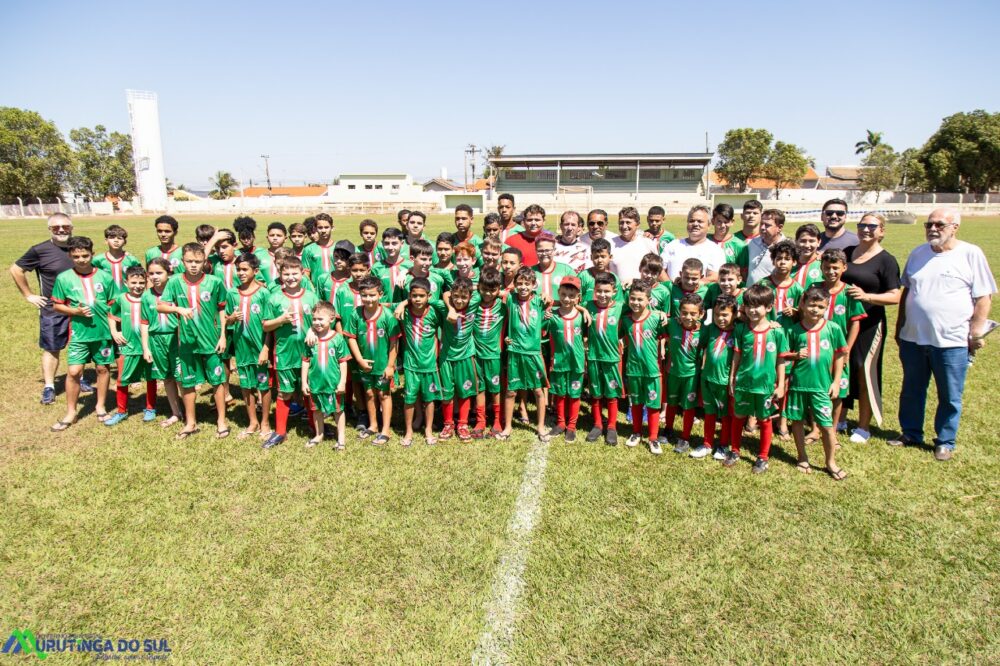 Entrega de uniformes da Escolinha Ferinhas Boys emociona jovens atletas e famílias em Murutinga do Sul
