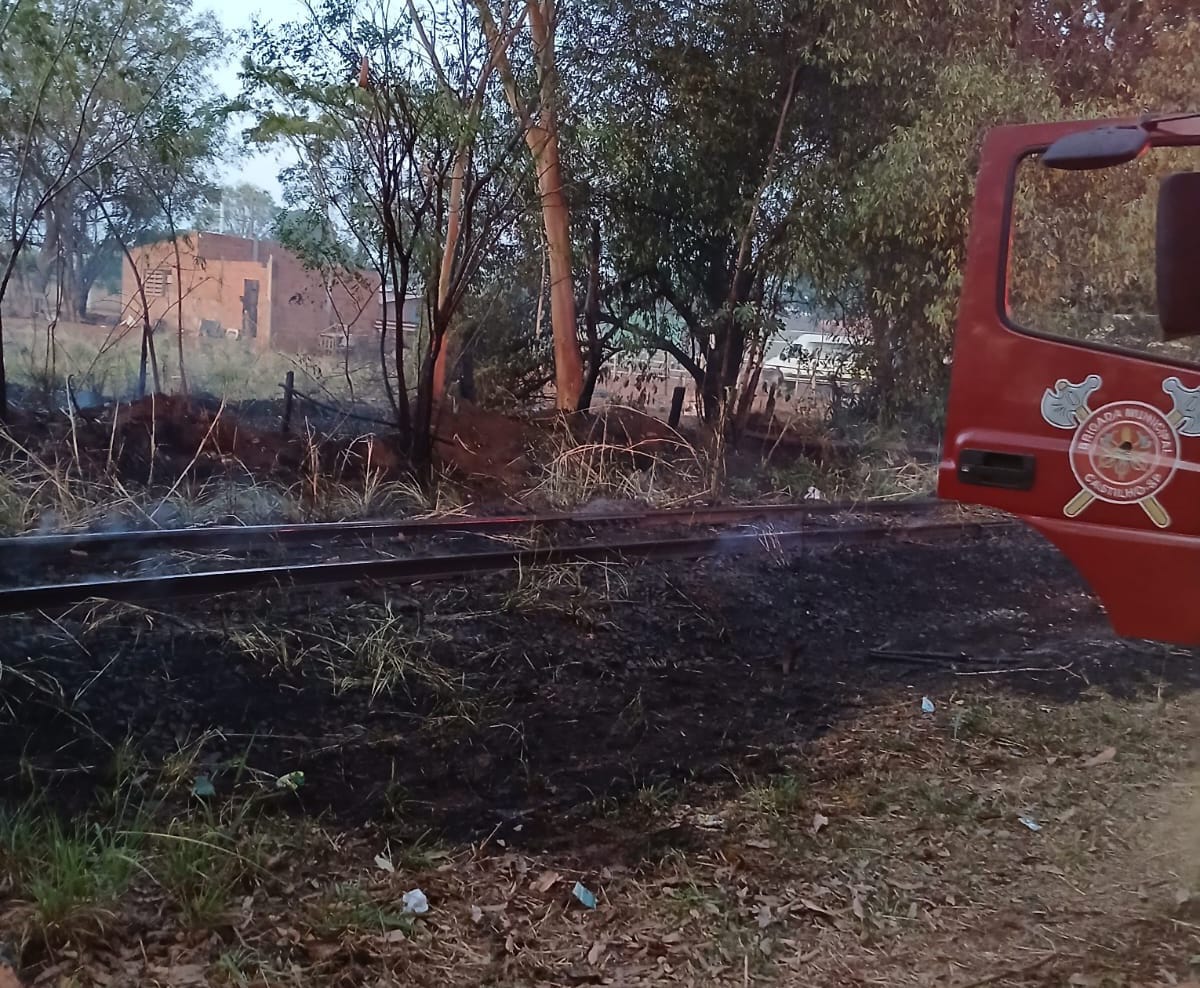 Brigada Municipal combate incêndio criminoso em vegetação próximo à ferrovia em Castilho