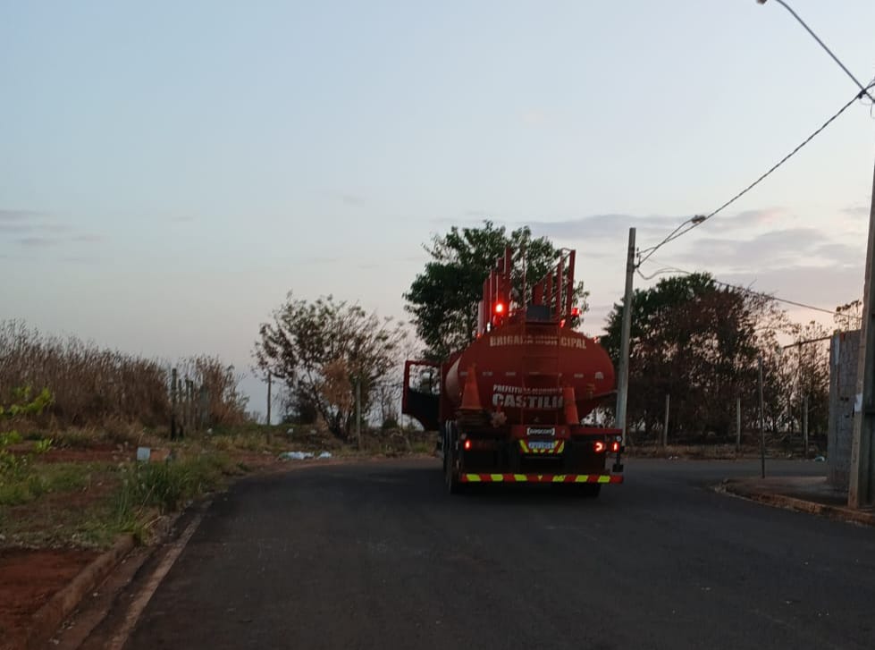 Brigada Municipal combate incêndio criminoso em vegetação no bairro Nelson Borges, em Castilho