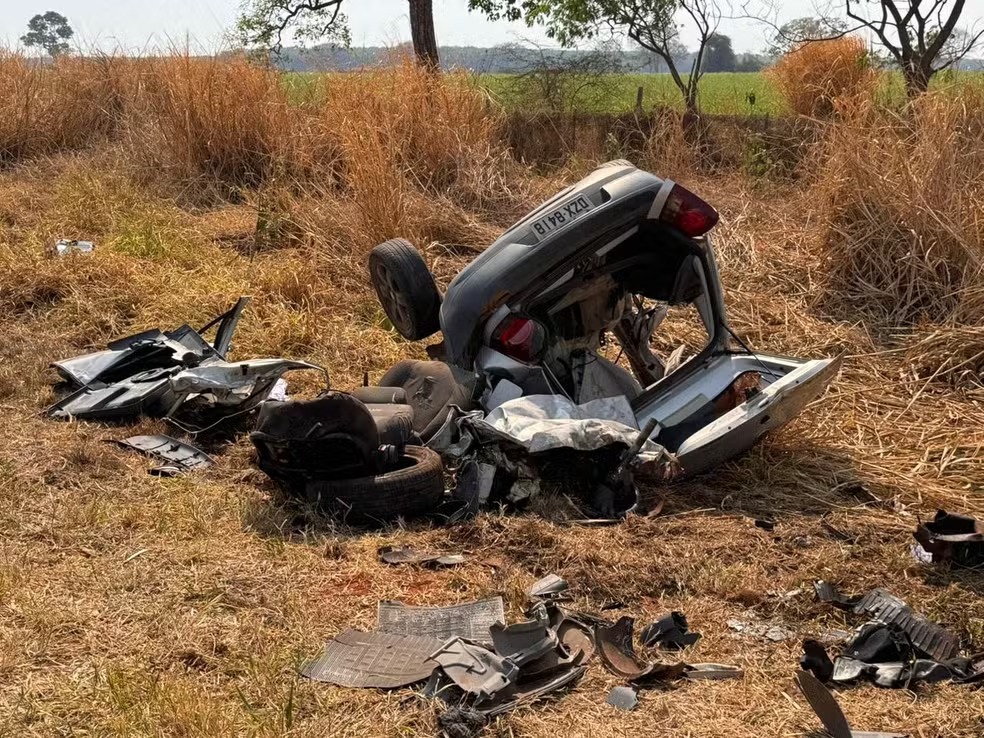 Casal morre em colisão frontal com van escolar, em Buritama