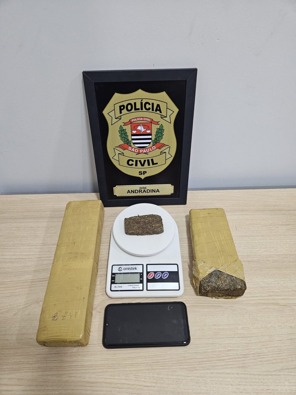 Polícia Civil prende homem em flagrante por tráfico de drogas após escavações no quintal em Andradina