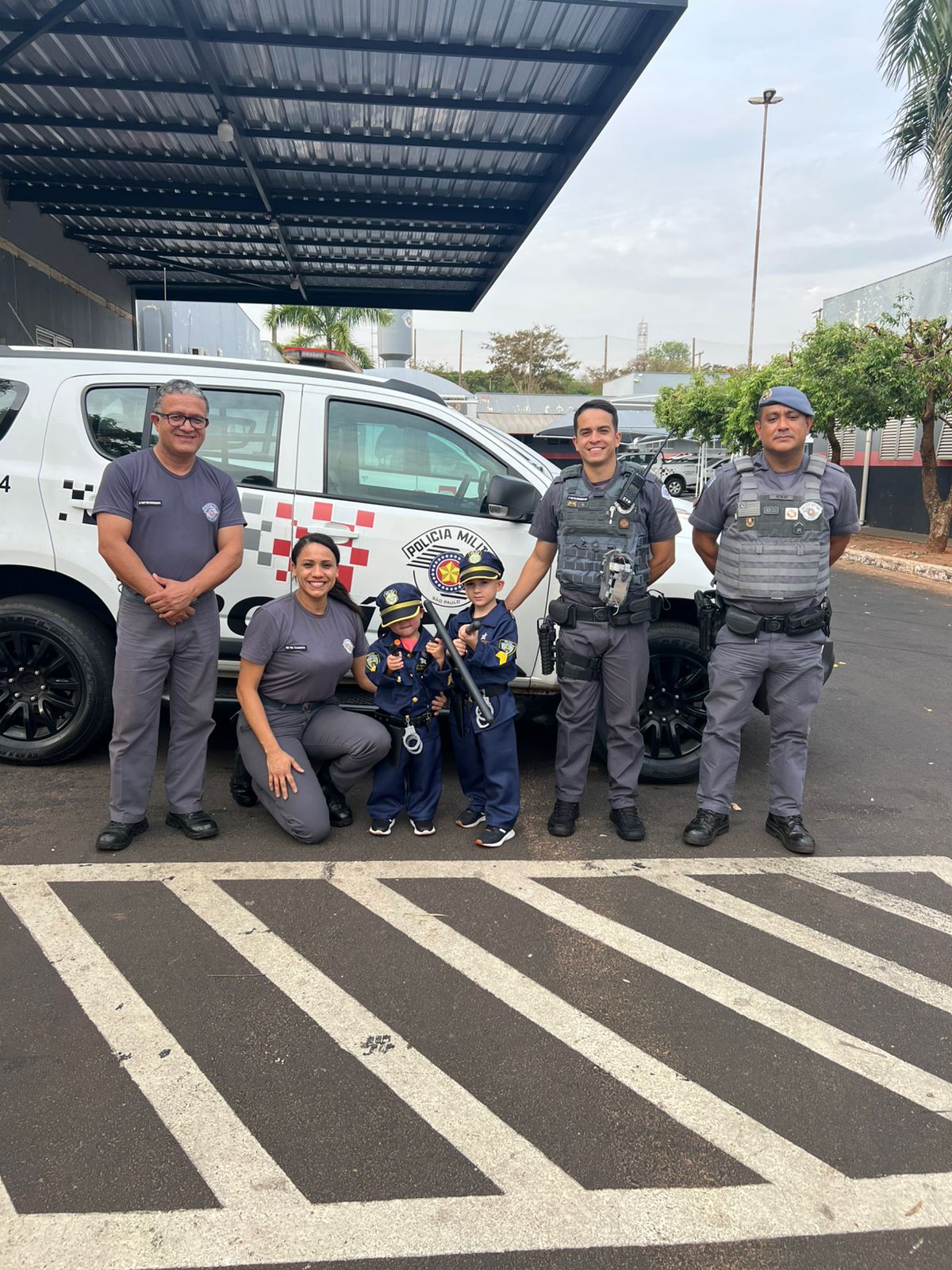 Pequenos heróis visitam o 28º Batalhão da PM e encantam policiais em Andradina