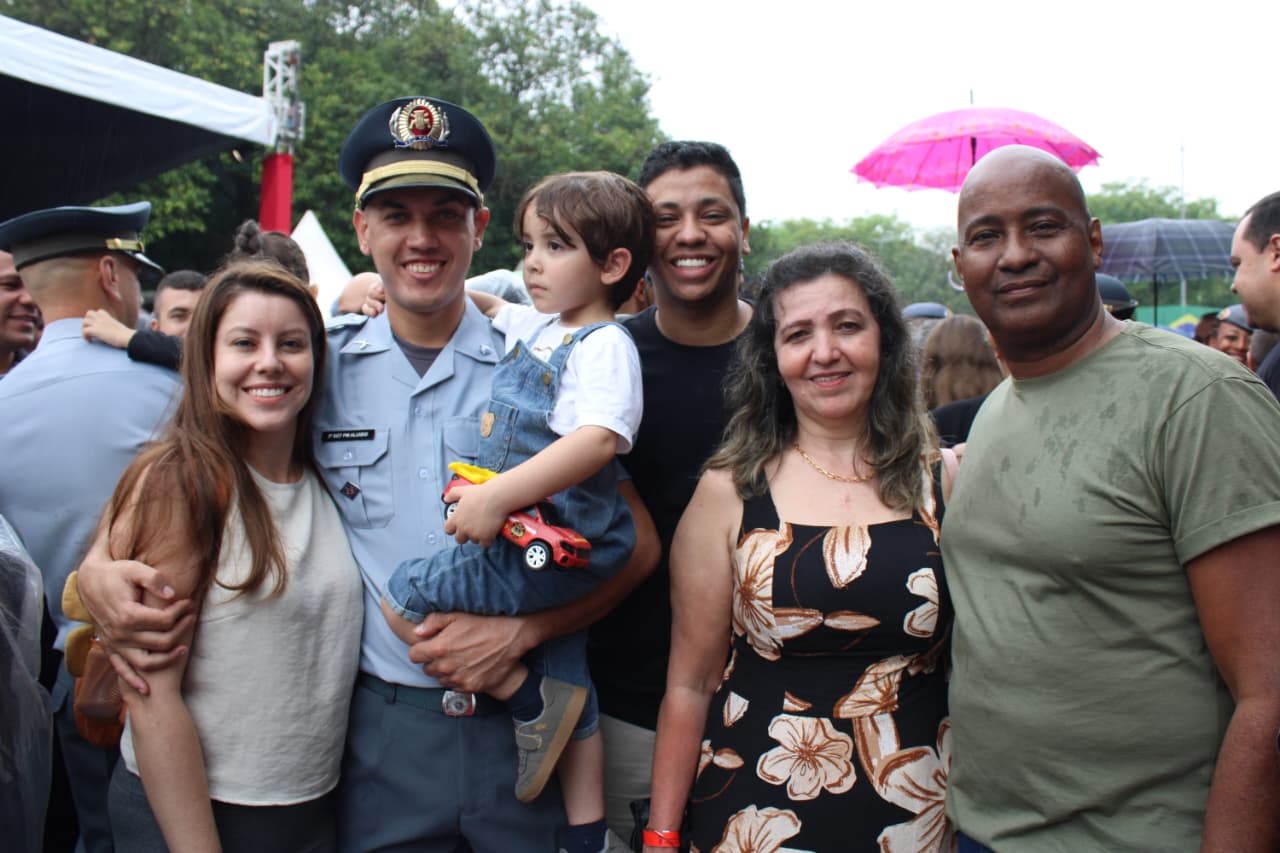 Policial supera distância e chuva para celebrar formatura como sargento da PM em São Paulo