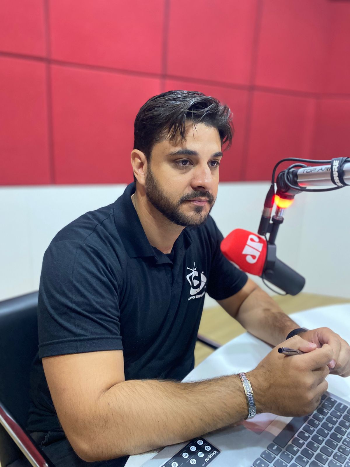 A voz que aproxima: o castilhense Ygor Andrade fala sobre o rádio e sua essência