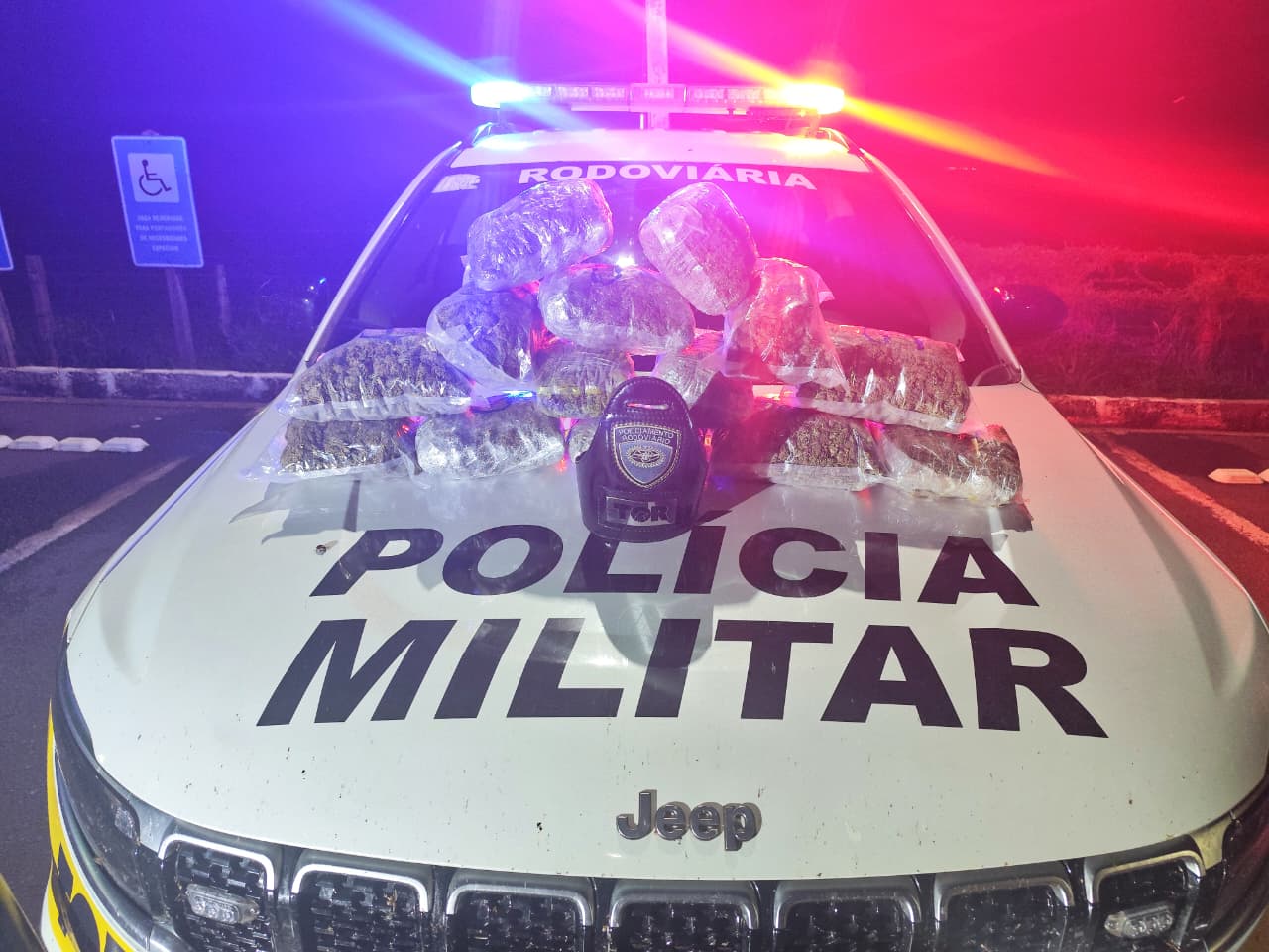 Traficante é presa com 7 kg de skunk em ônibus na SP-300, em Castilho