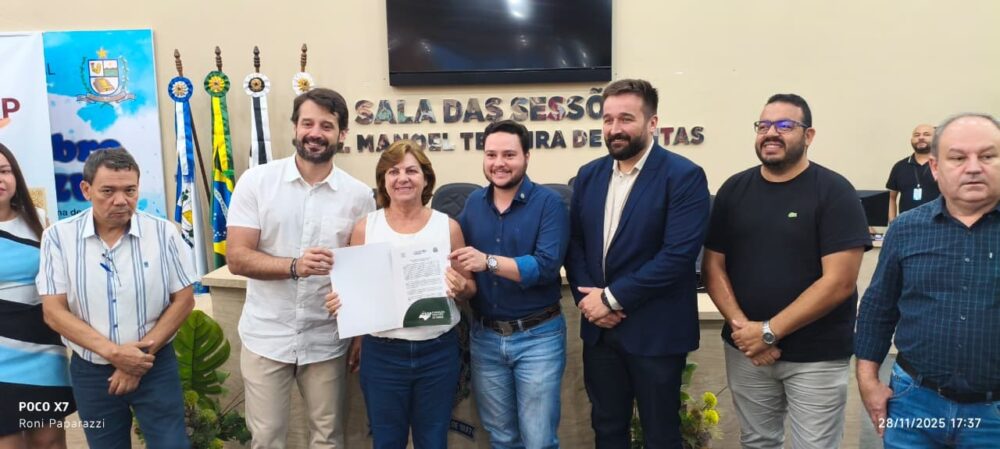 Camenor conquista documento histórico após 40 anos; entrega foi feita por Guilherme Piai