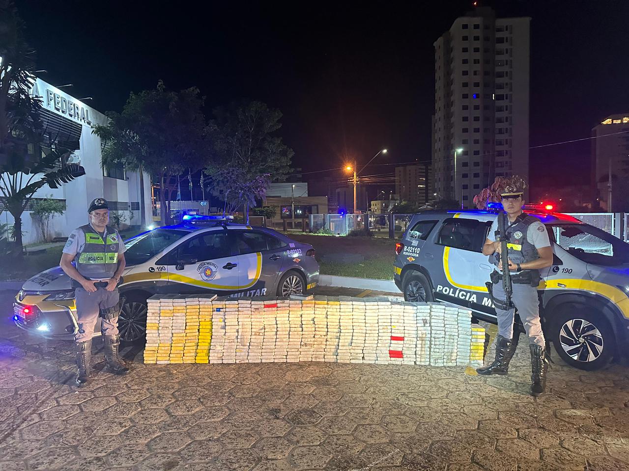 PM Rodoviária apreende 539 kg de cocaína escondidos em carga de extrato de tomate em Lençóis Paulista
