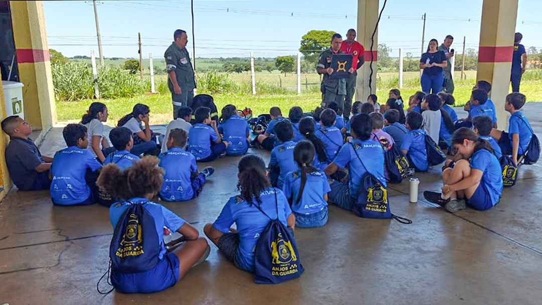 Projeto “Anjos da Guarda” leva crianças para visita educativa ao Aeroporto Dario Guarita