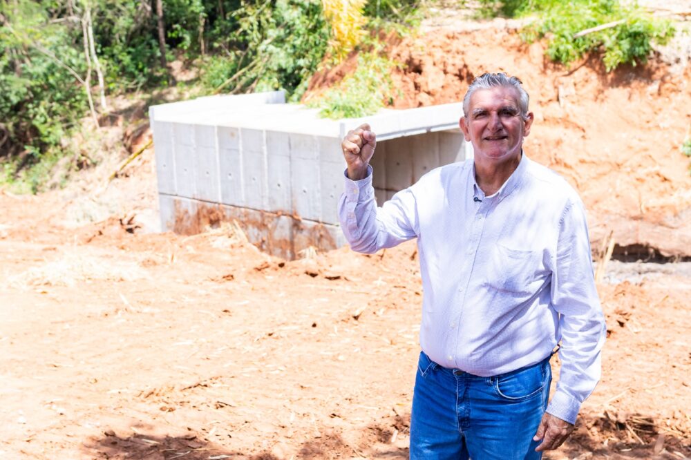 Prefeito Airton Gomes acompanha obras de nova ponte na estrada GAI-010
