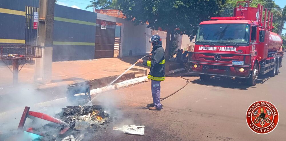 Brigada combate incêndio em entulho