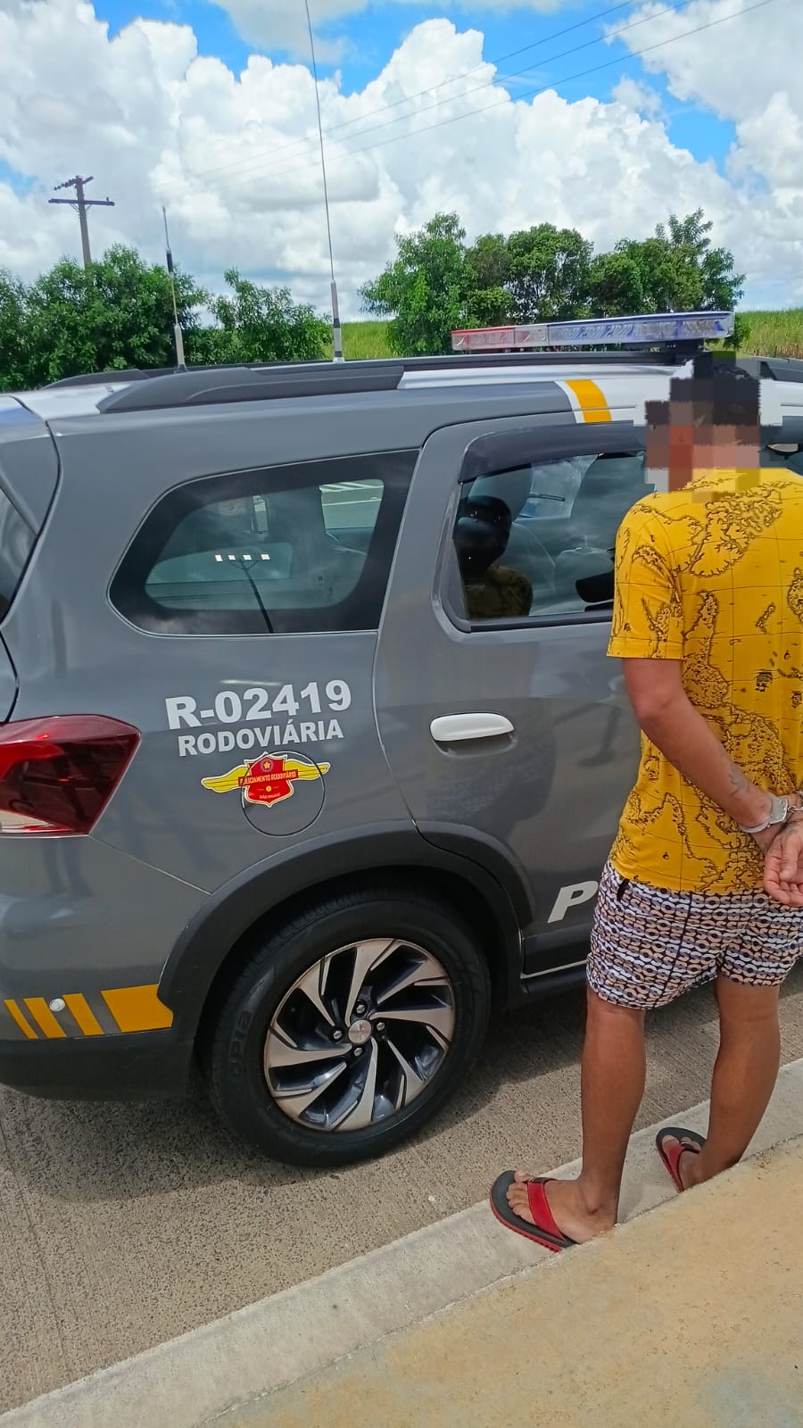Polícia cumpre mandado de prisão durante abordagem na Rodovia Marechal Rondon, em Lavínia