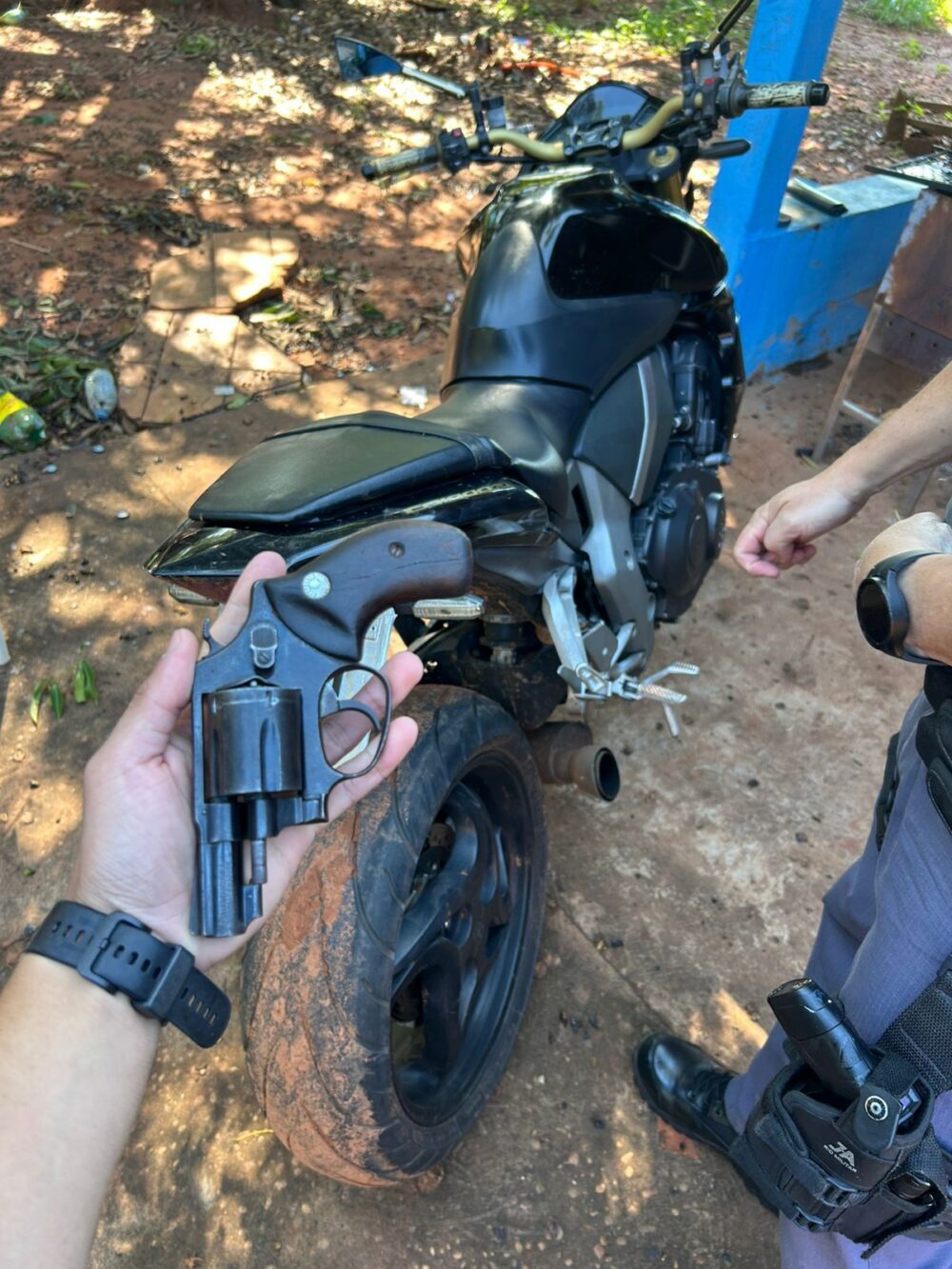PM prende homem com revólver no bairro Planalto