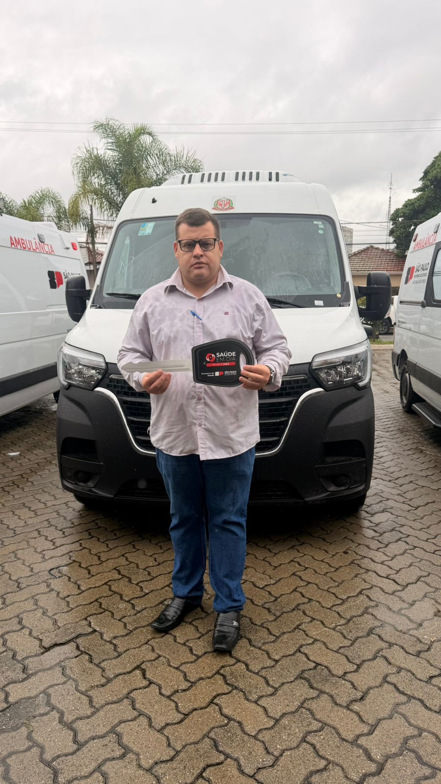 Castilho recebe van 0 km para saúde