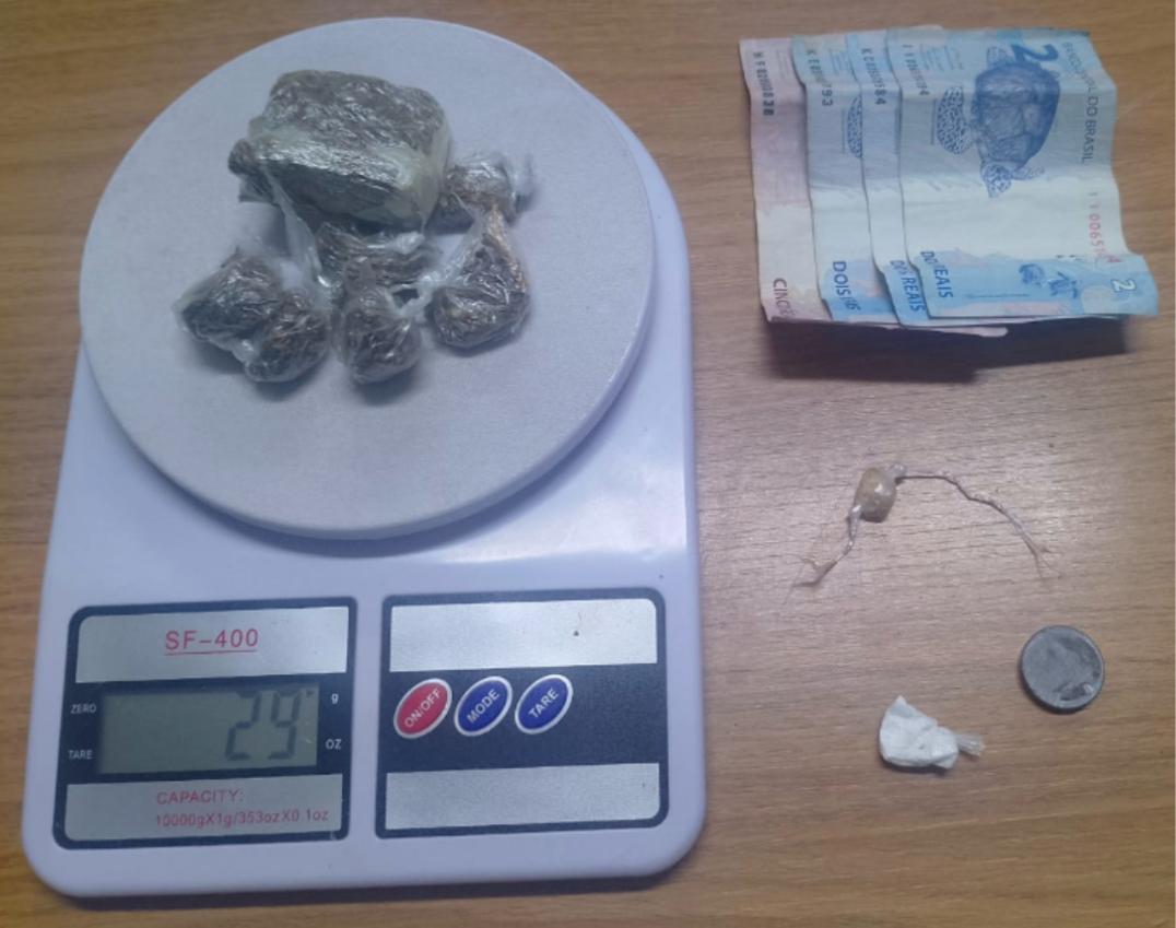 Polícia apreende drogas escondidas em moto