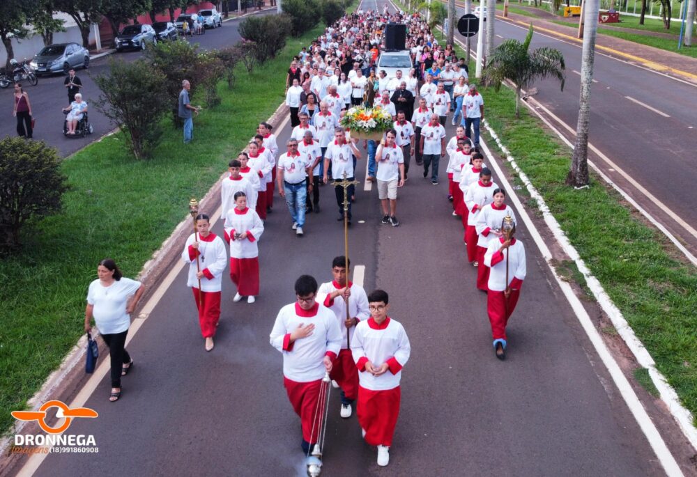 Fé toma conta das ruas da cidade