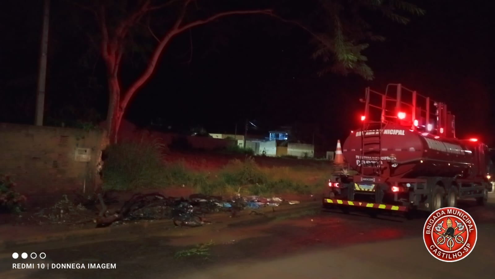 Brigada combate fogo de grandes proporções