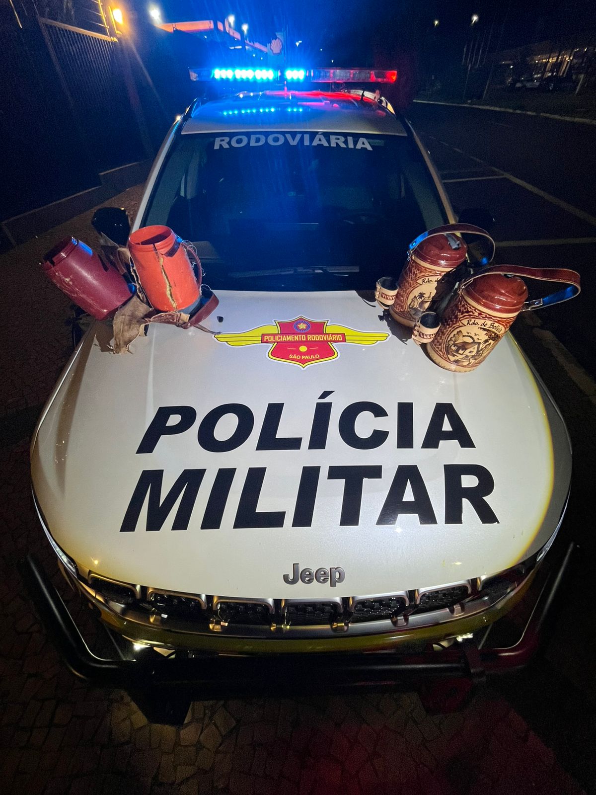Polícia intercepta drogas em ônibus na SP-300