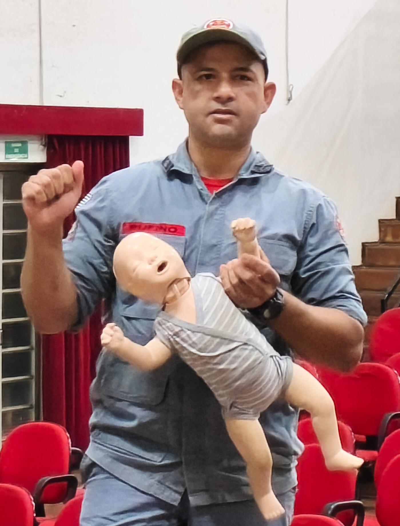 Bombeiro salva vida em viaduto de Castilho