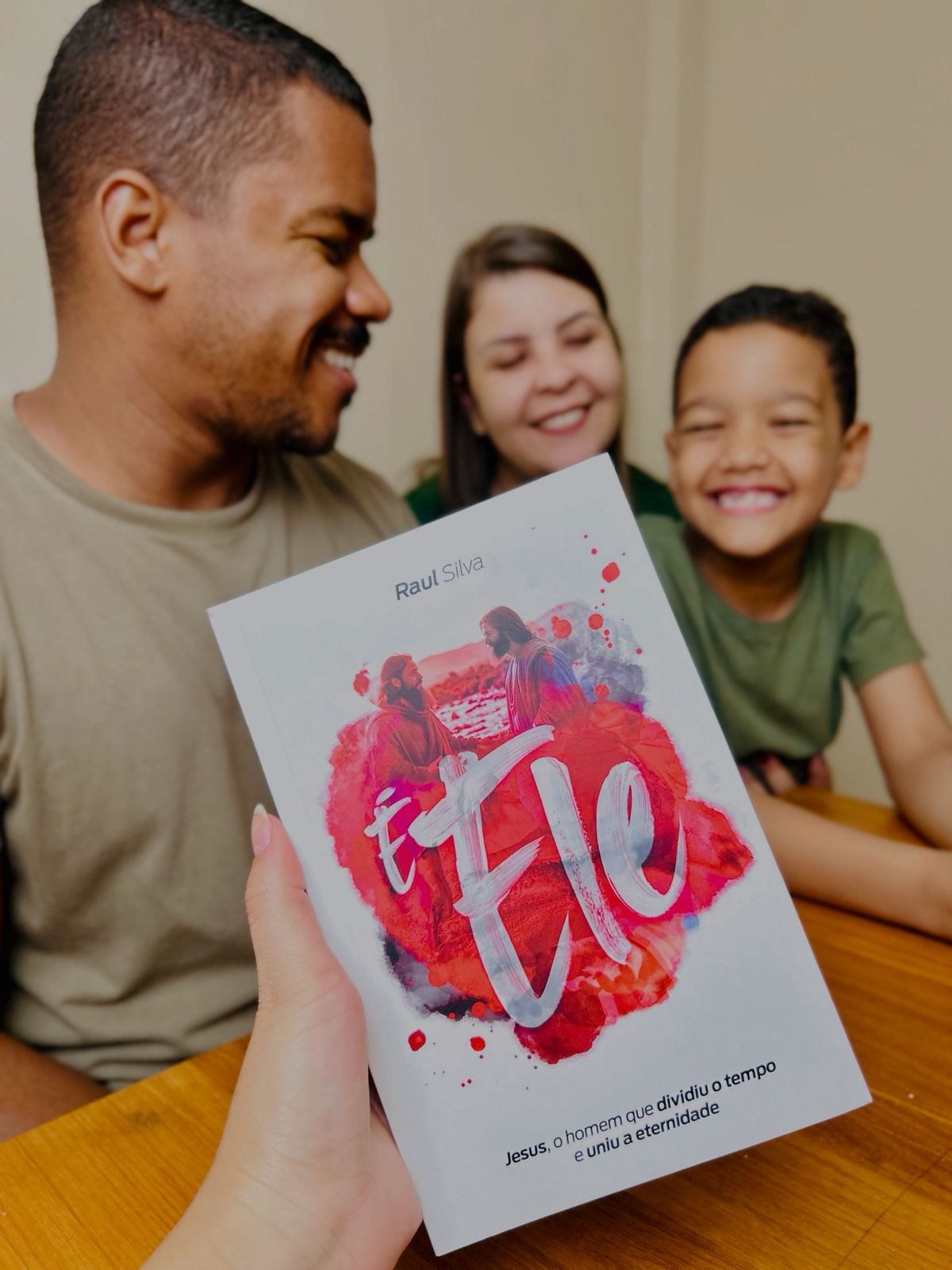 Fé, família e confronto em livro