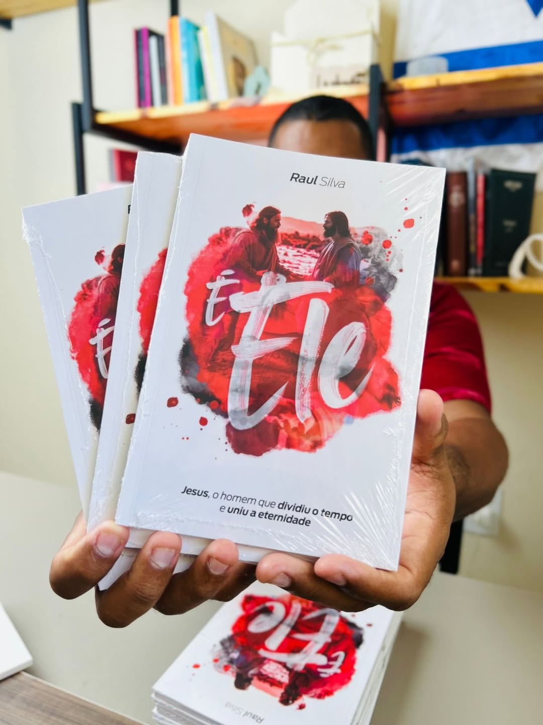 Pastor lança livro “É Ele” em Castilho